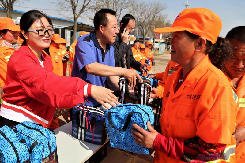 山西騰友科技有限公司 向環(huán)衛(wèi)工人獻愛心捐禮品儀式